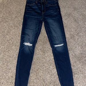American eagle dark wash skinny jeans. Size 6. Stretchy and barely worn.